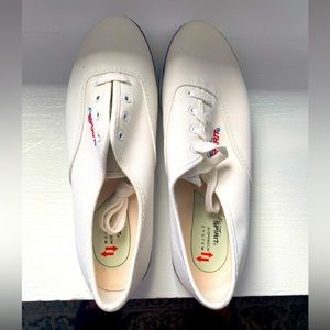 Easy spirit white sneakers ready for summer! Size 10.